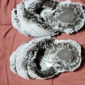 Women houseslippers too big comfortable barely worn